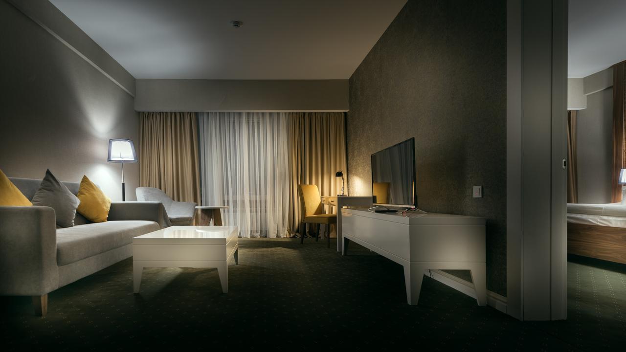 The Square Hotel Astana Luaran gambar